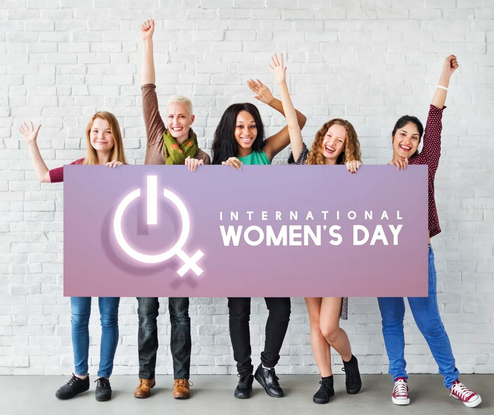Жени зад знак за Международния ден на жената 2023