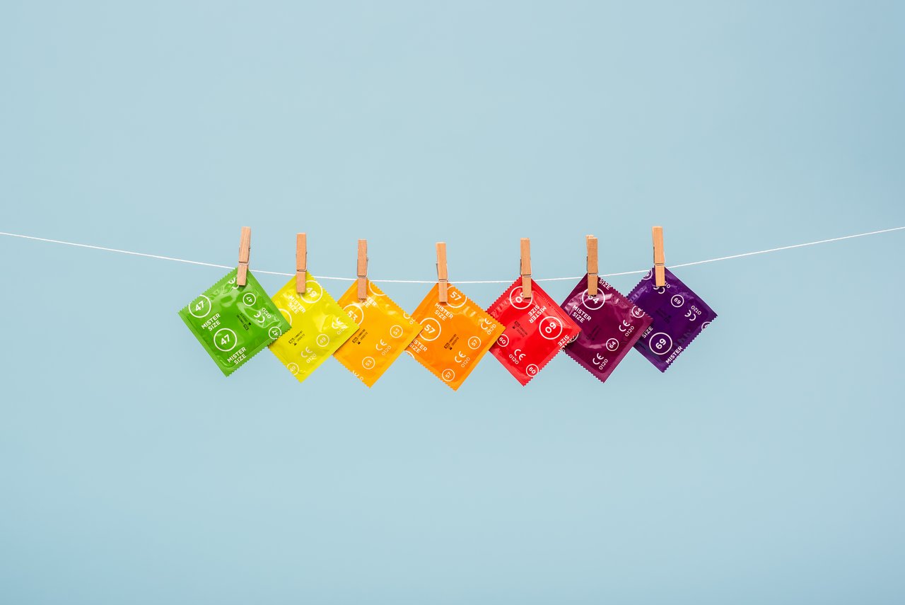 7 различни размера презервативи от Mister Size на линия за дрехи