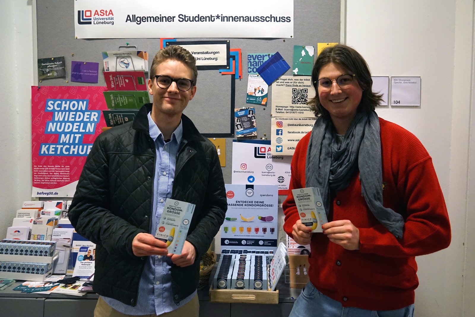 Луис от Spondoms (вляво) открива безплатния диспенсър за презервативи заедно с Макс от AStA на университета Leuphana в Люнебург (вдясно).