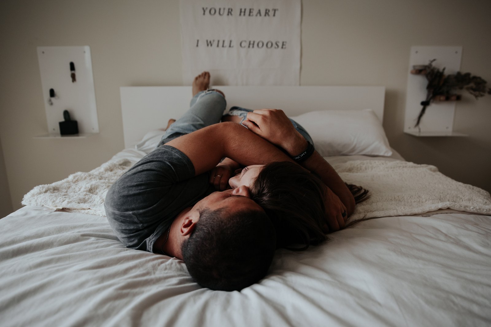 Мъж без еректилна дисфункция или проблеми с потентността лежи в леглото до жена, като двамата се гушкат заедно.