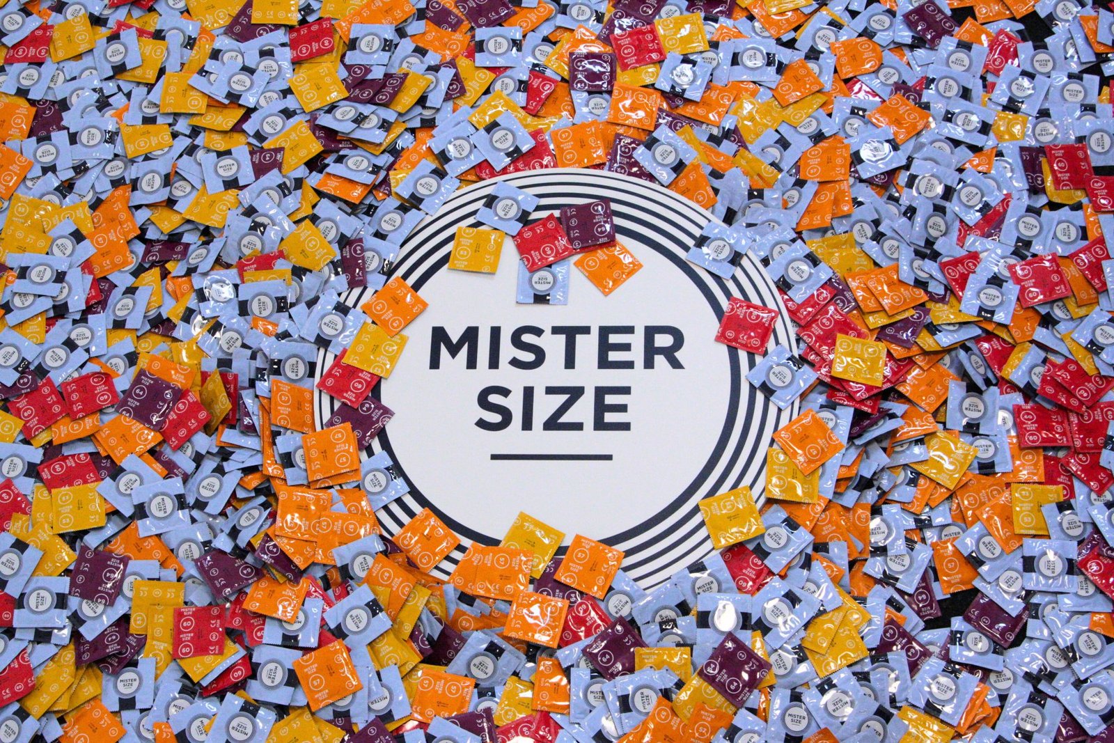 Различни презервативи от Mister Size с различни номинални ширини