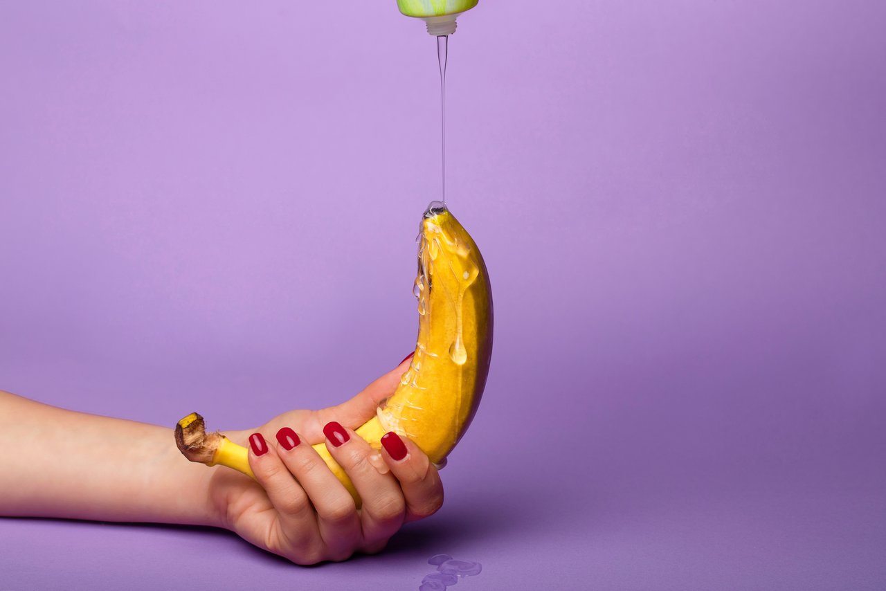 Смазочният материал се пуска върху банан, който се държи с една ръка.